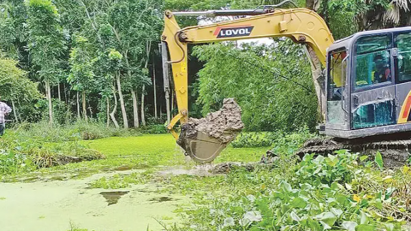 বাঁধ কেটে দখলমুক্ত করা হচ্ছে নয়াভাঙ্গুনী খাল