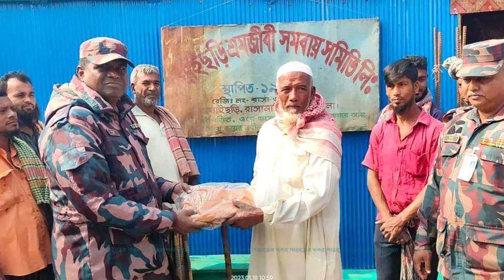 ২৭ বিজিবি মারিশ্যা জোনের উদ্যোগে শীতবস্ত্র বিতরণ।