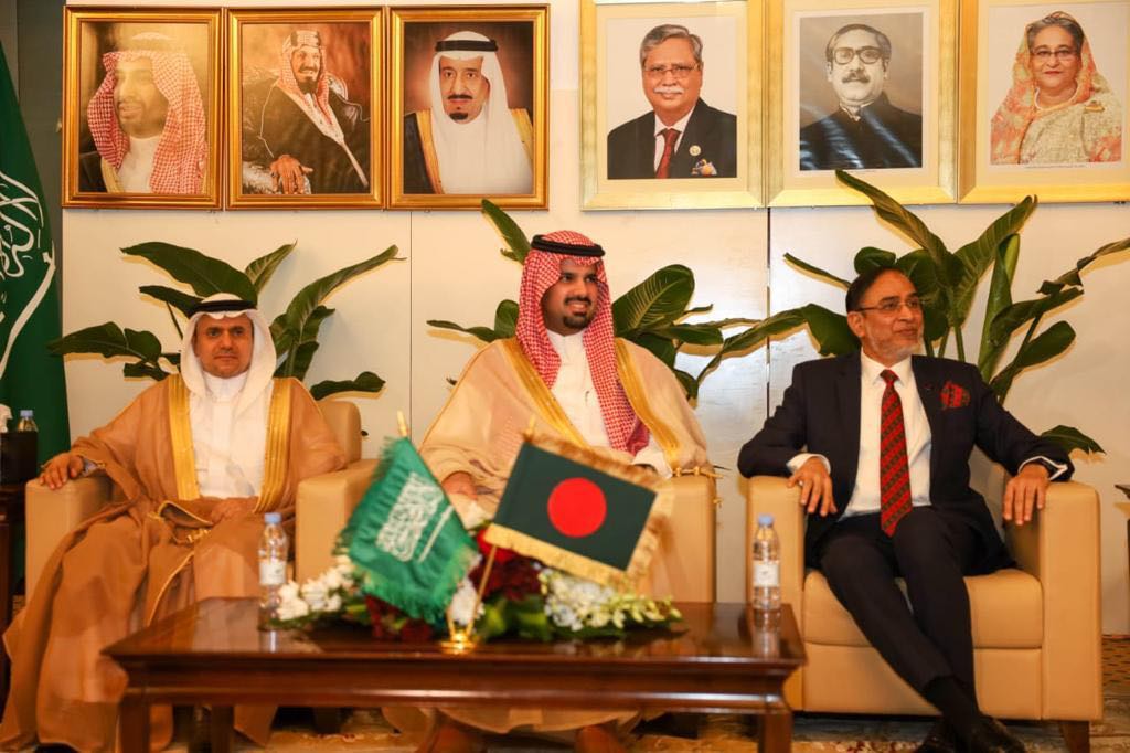 রিয়াদে মহান স্বাধীনতা দিবস উপলক্ষে সংবর্ধনা অনুষঠানে কেক কাটেন রাষ্ট্রদূত ড. মোহাম্মদ জাবেদ পাটোয়ারী