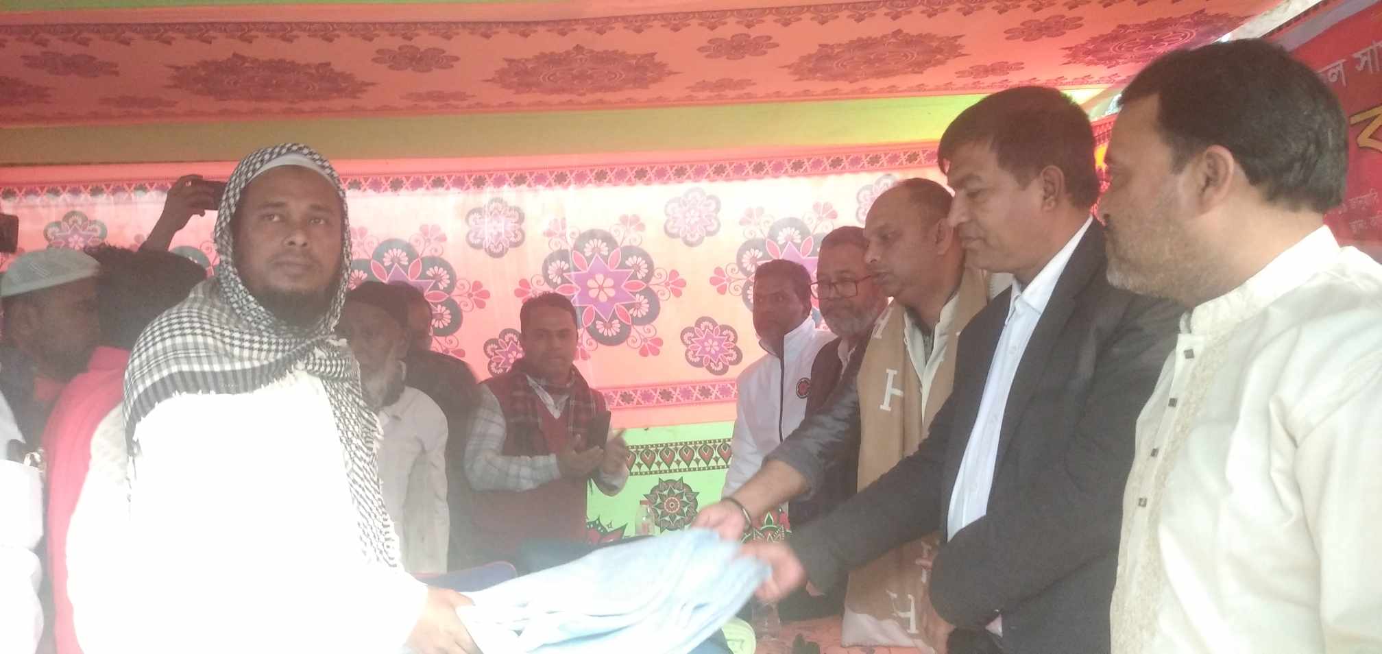 পলাশের গজারিয়ায়   শীতবস্ত্র বিতরণ।