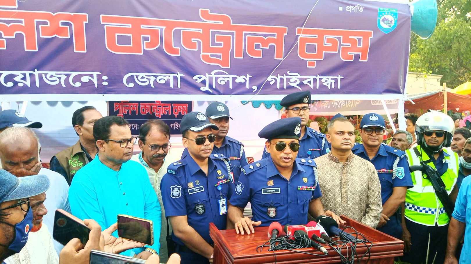 ঈদে নাড়ির টানে ঘড় মুখো মানুষের নিরাপদ যাত্রা নিশ্চিত করতে নিরলসভাবে কাজ করছে পুলিশ-গাইবান্ধা পুলিশ সুপার কামাল হোসেন 