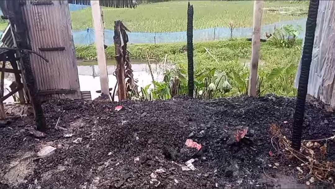 রংপুর বিভাগ লালমনিরহাট জেলা কালীগঞ্জে, বিদ্যুৎ এর আগুনে দুইটি দোকান পুড়ে ছাই। 