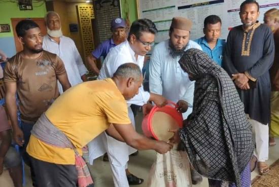 ঈদুল আজহার আগে উপহার হিসেবে চাল পেয়ে খুশি এলাকাবাসী