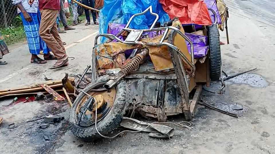 ফুলবাড়ীতে সড়ক দুর্ঘটনায় নিহত ২ জন 