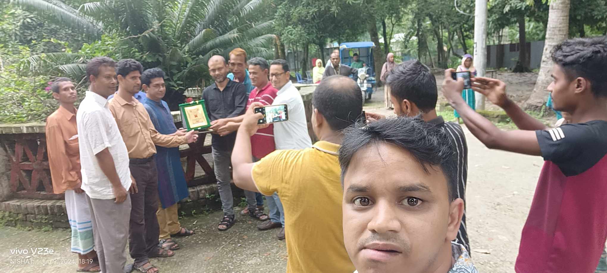 নেত্রজল সাহিত্য ম্যাগাজিন পরিবারের পক্ষ থেকে সম্মাননা স্মারক প্রদান 