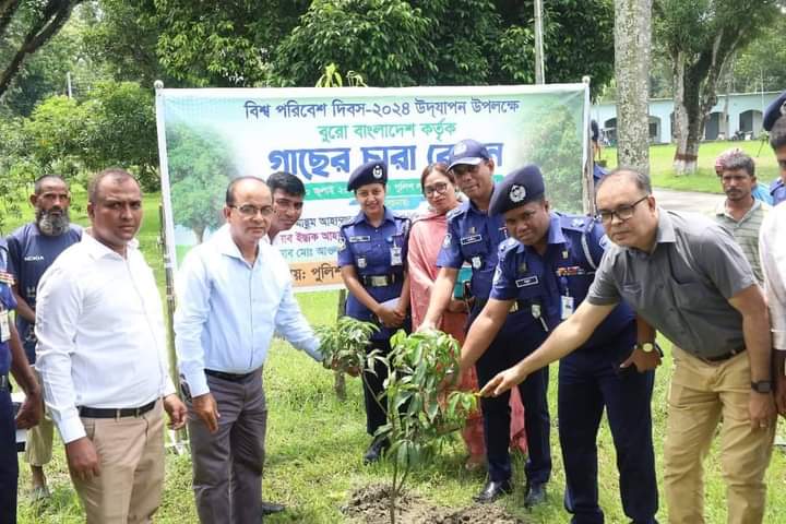 ময়মনসিংহে ব্যুরো বাংলাদেশ কর্তৃক গাছের চারা রোপন কর্মসূচির শুভ উদ্বোধন করেন -পুলিশ সুপার মাছুম আহাম্মদ ভুঞা 