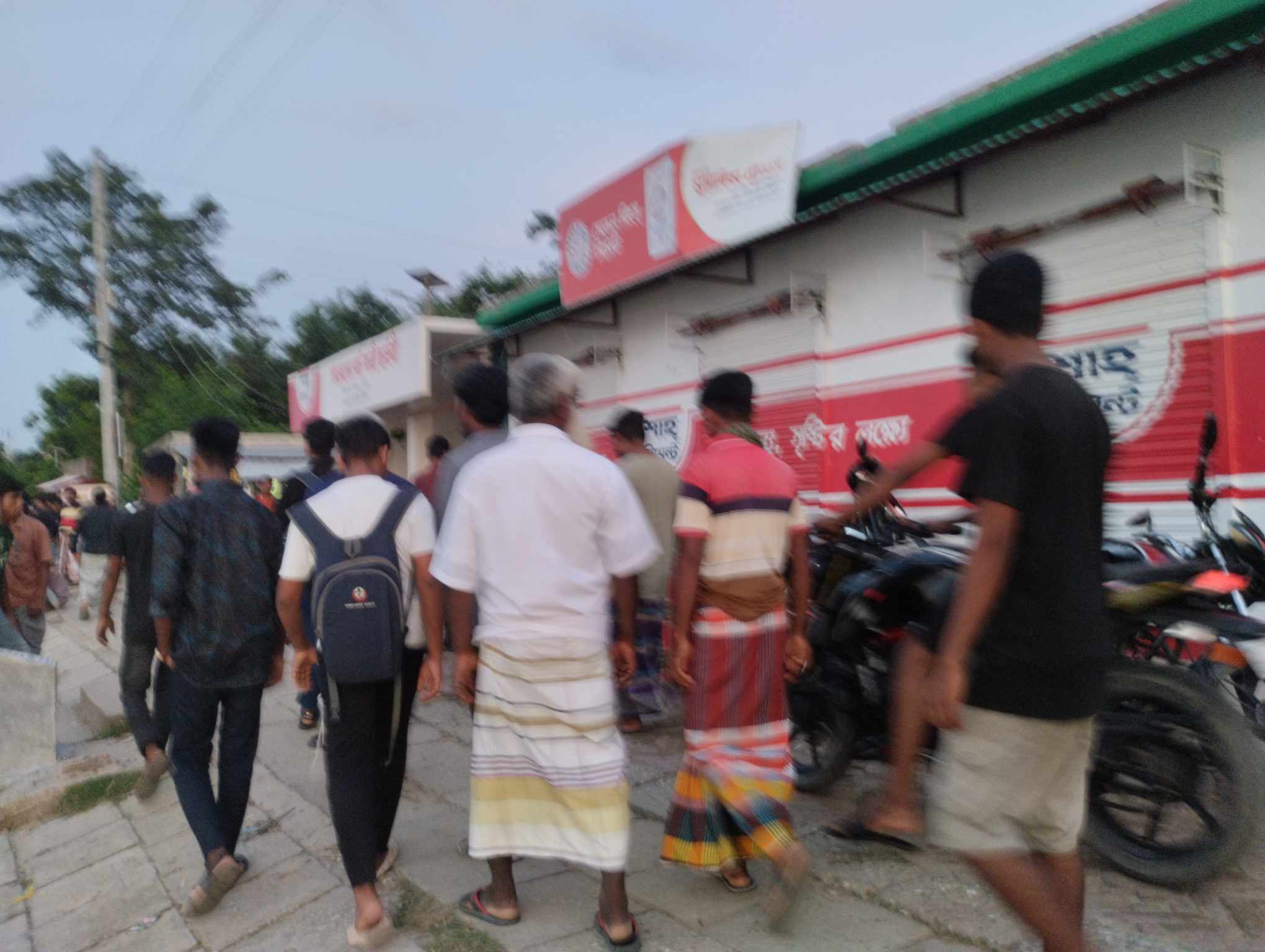 দৌলতপুরে আবেদের ঘাটে তুচ্ছ ঘটনায় প্রকাশে ২ রাউন্ড ফাঁকা গুলি।।