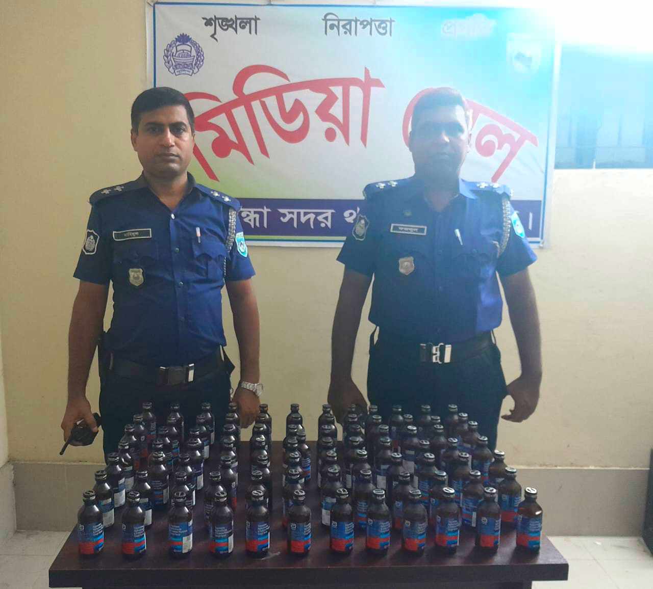 গাইবান্ধায় মাদক ব্যবসায়ী মুন্নাফের বাড়ী হতে ৮৫ বোতল ফেনসিডিল উদ্ধার