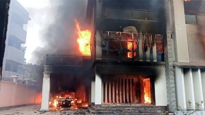 শামীম ওসমানসহ নারায়ণগঞ্জের ৪ এমপির বাড়ি-কার্যালয় ভাঙচুর-আগুন